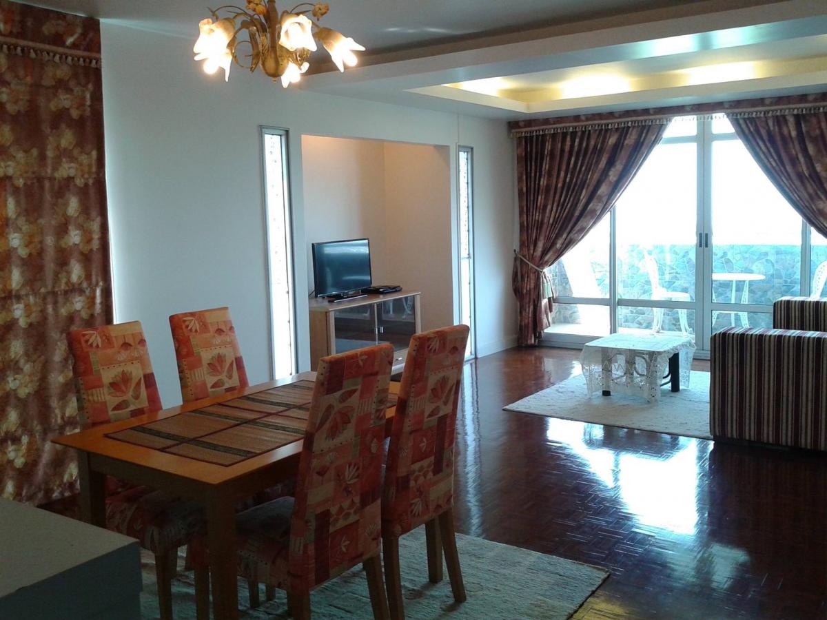 เลค วิว คอนโดมิเนียม [Lake View Condominium]